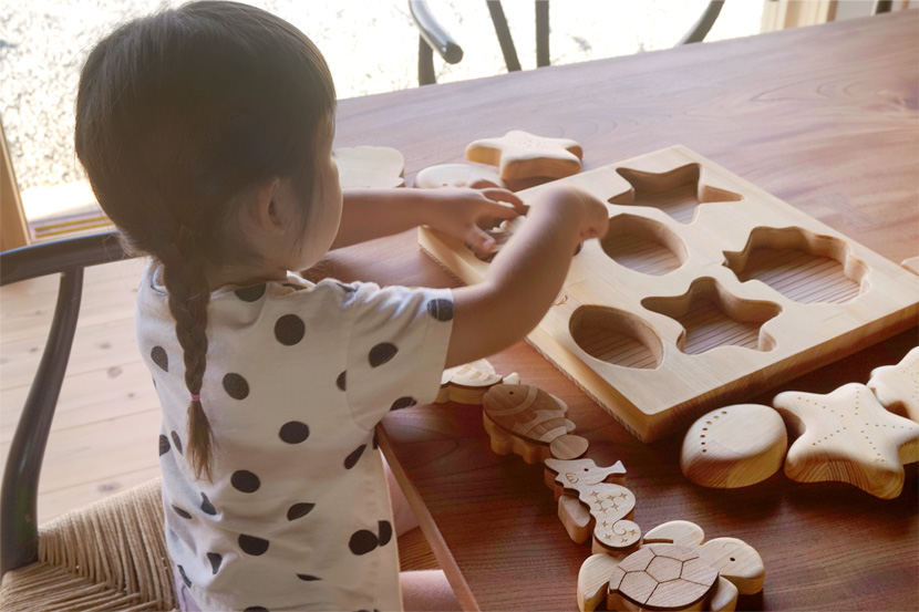 海パズルで遊ぶ子供