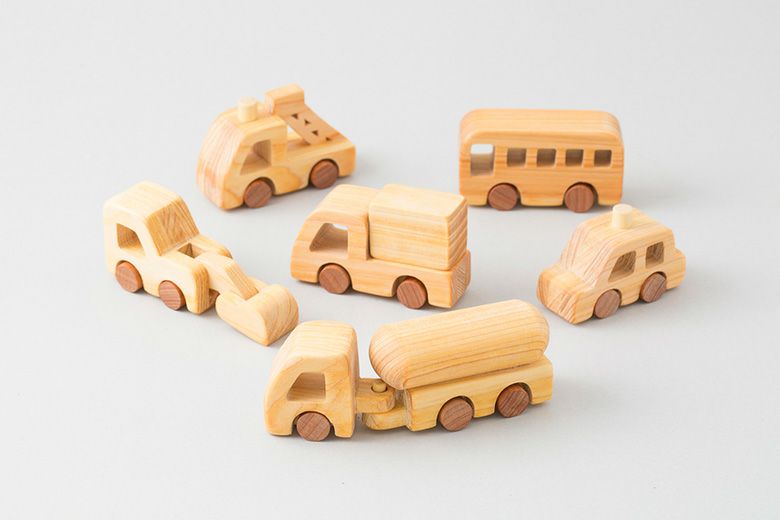 はたらく自動車 出産祝いに木のおもちゃ