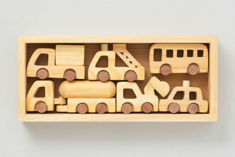 はたらく自動車 出産祝いに木のおもちゃ