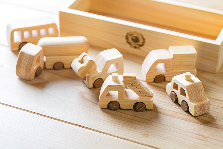 はたらく自動車＋飛行場セット 出産祝いに木のおもちゃ